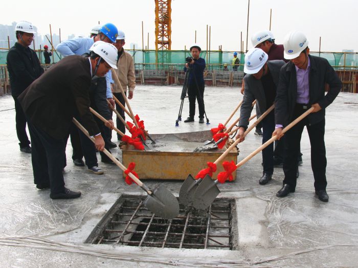 2各公司代表將最后一鏟混凝土澆筑。王瑩攝。.jpg