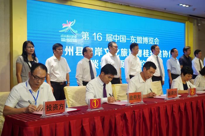 4簽約現(xiàn)場(chǎng)。鄧燦濱 攝700.JPG