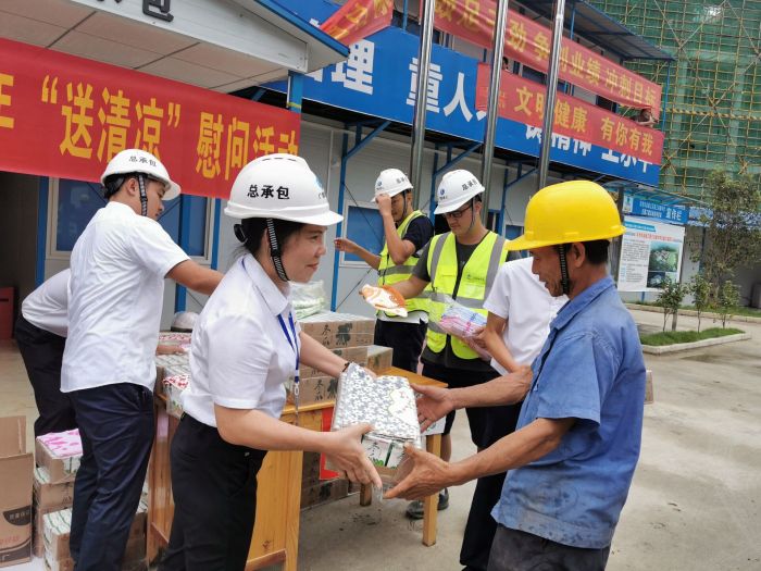 黃春玲給農(nóng)民工送上清涼慰問品。 王瑾貞 攝.jpg