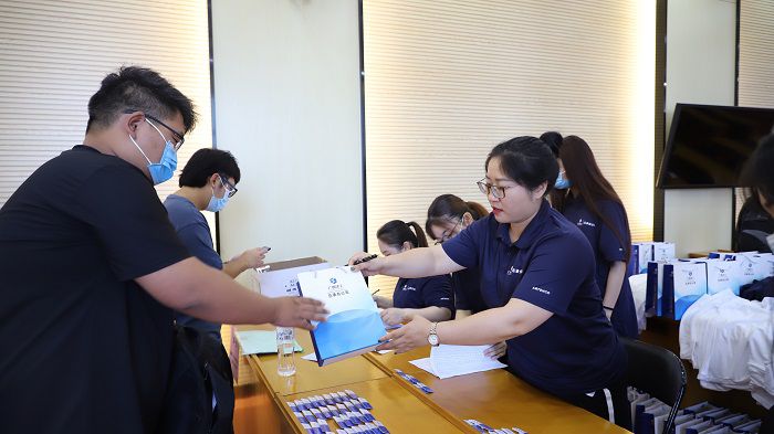 為新員工發(fā)放胸片、衣服等。李立云 攝.JPG