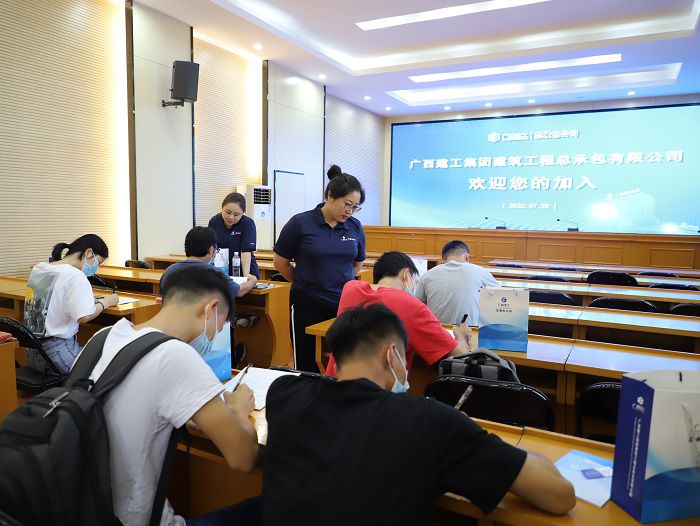 新員工簽署勞動(dòng)合同。李立云 攝.JPG