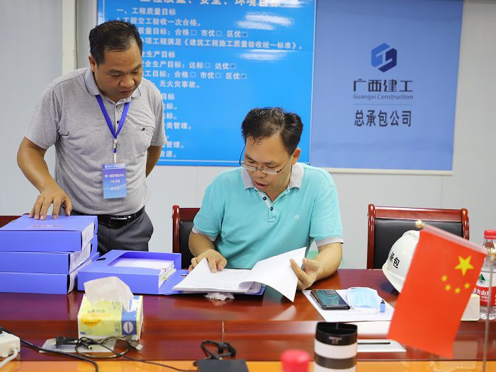 陳祖訓(xùn)檢查項目安全資料。 李立云 攝.JPG