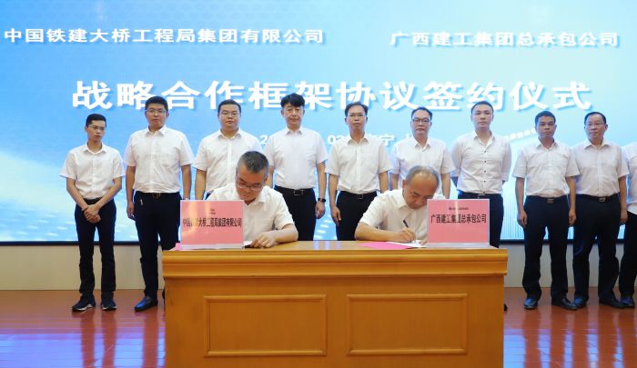 3雙方簽約。李立云攝.jpg