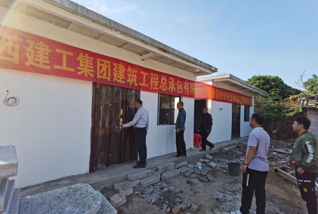 調(diào)研組考察現(xiàn)場1。林磊 攝.jpg