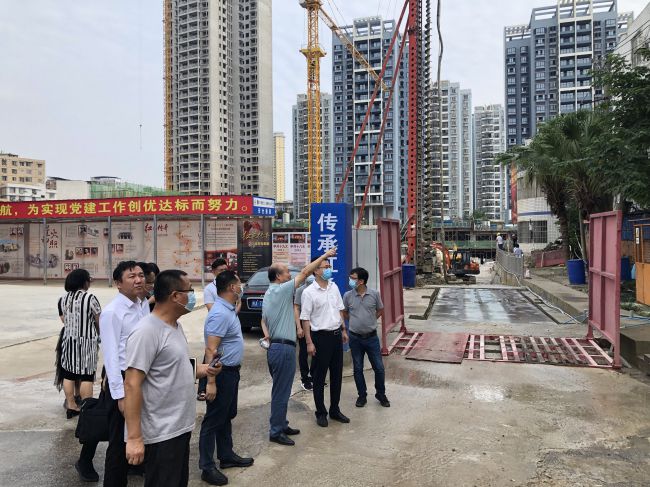 檢查施工現(xiàn)場(chǎng)。龔媚媚 攝（修圖）.jpg
